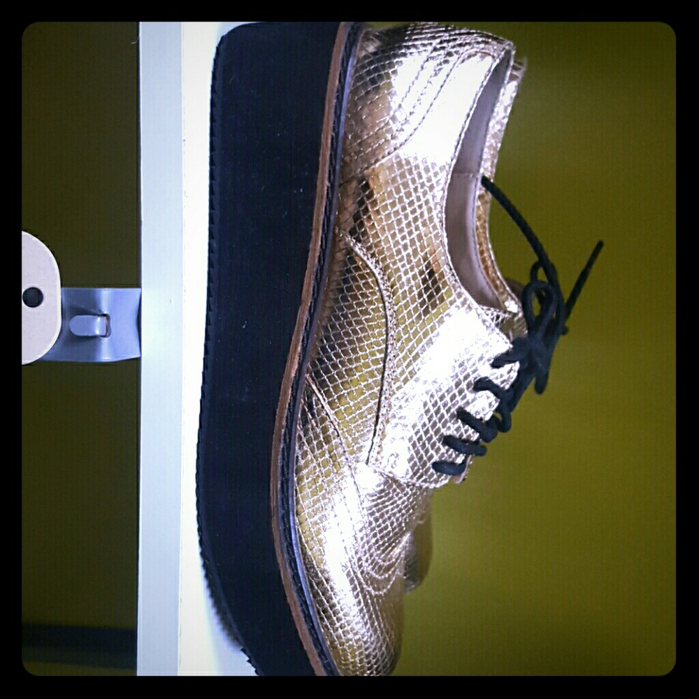 Steve Madden Golden platform shoes